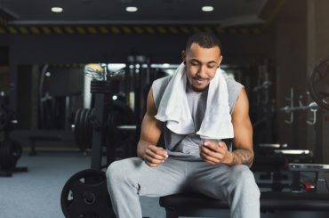 4 Reasons to Not Use Your Smartphone at the Gym