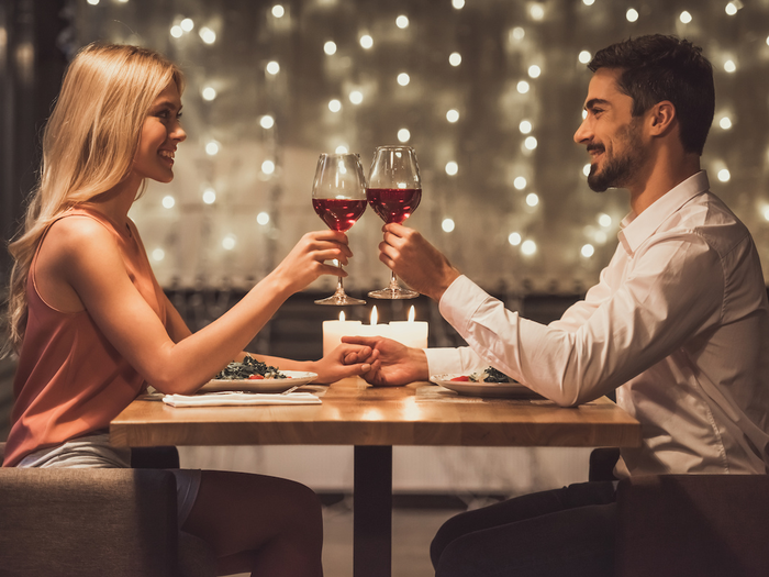 What to Do on a First Date with a Girl? — Tips from Experts