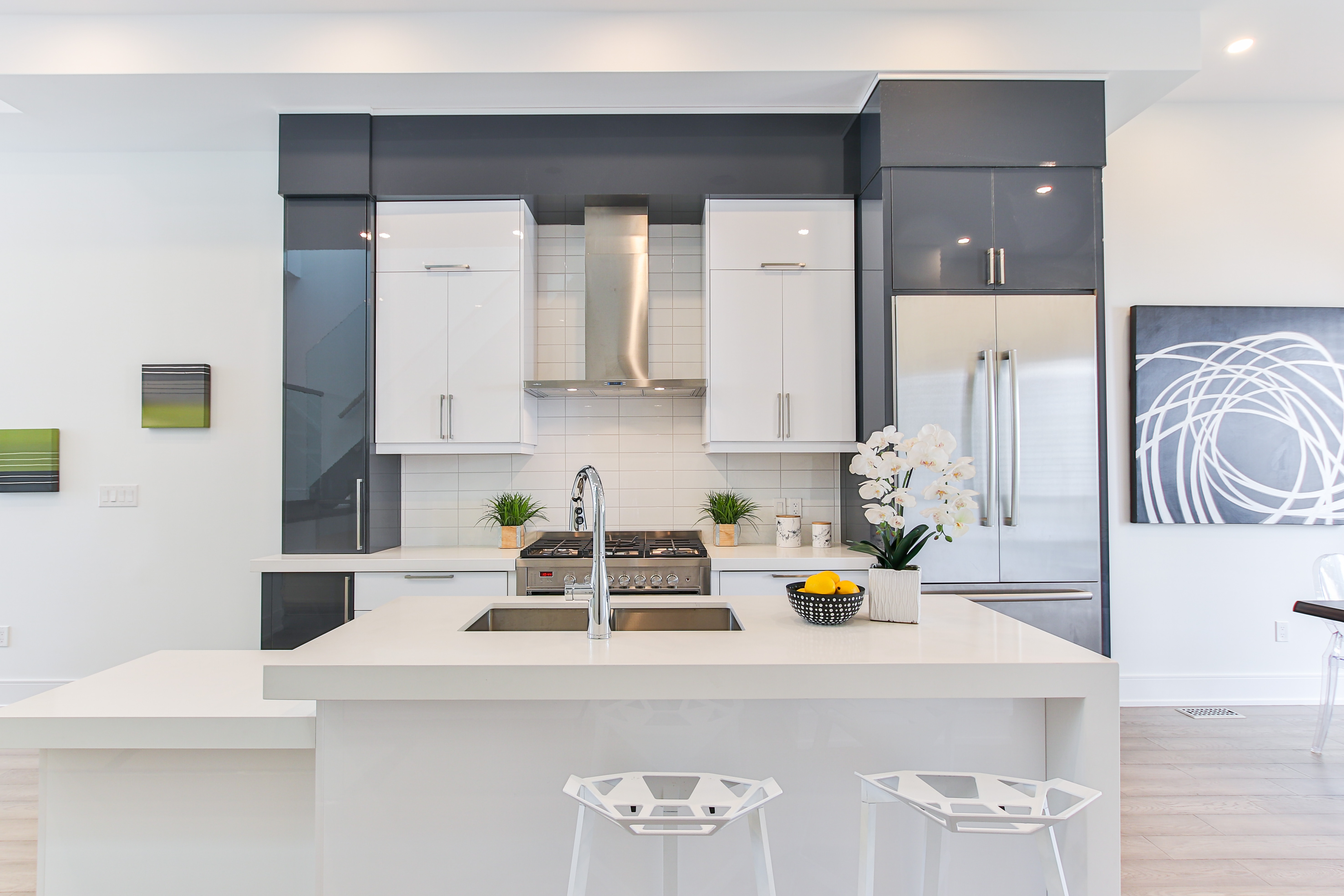 Streamlined Kitchen Aesthetics: Creating a Clutter-Free and Contemporary Space