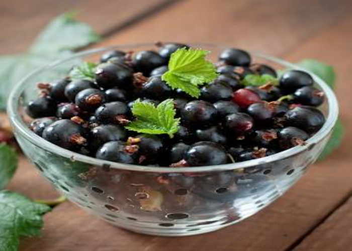 when to prune blackcurrants in the UK.